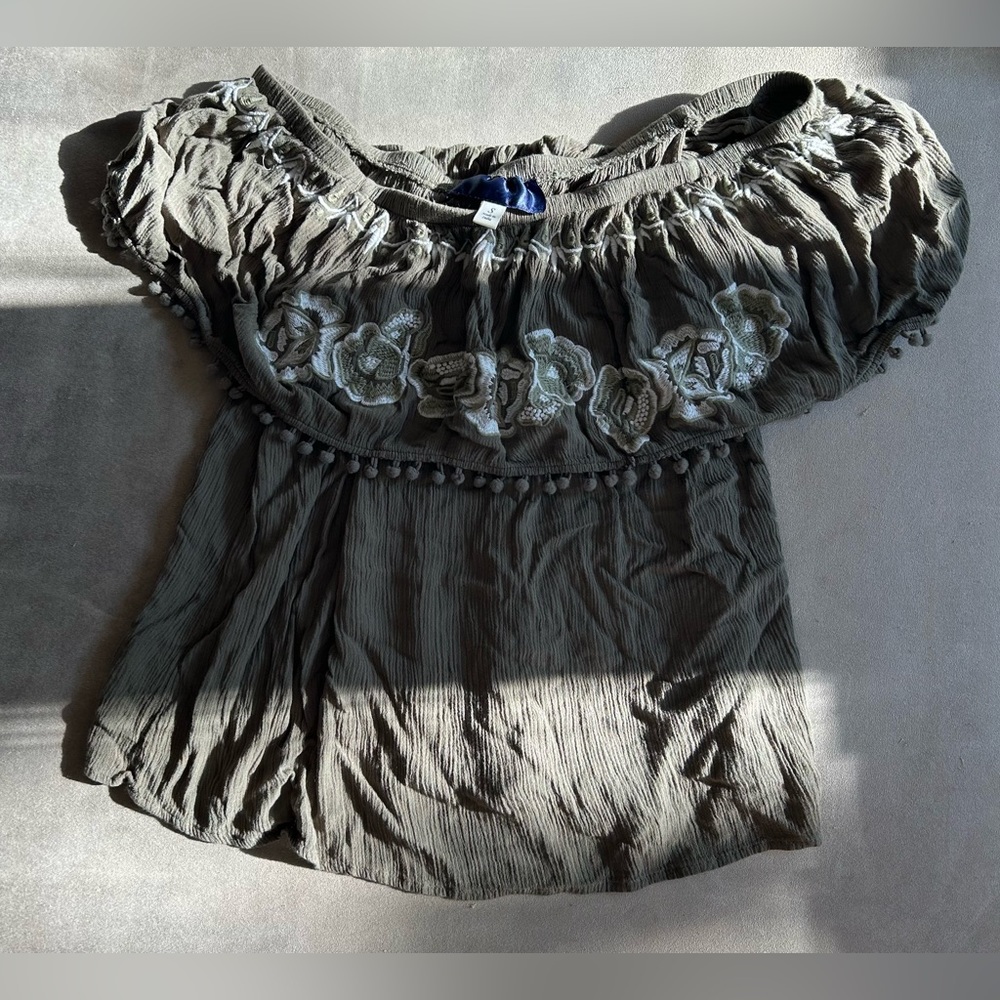 T-shirt with off shoulder sleeves. Army green with floral patches (cream).